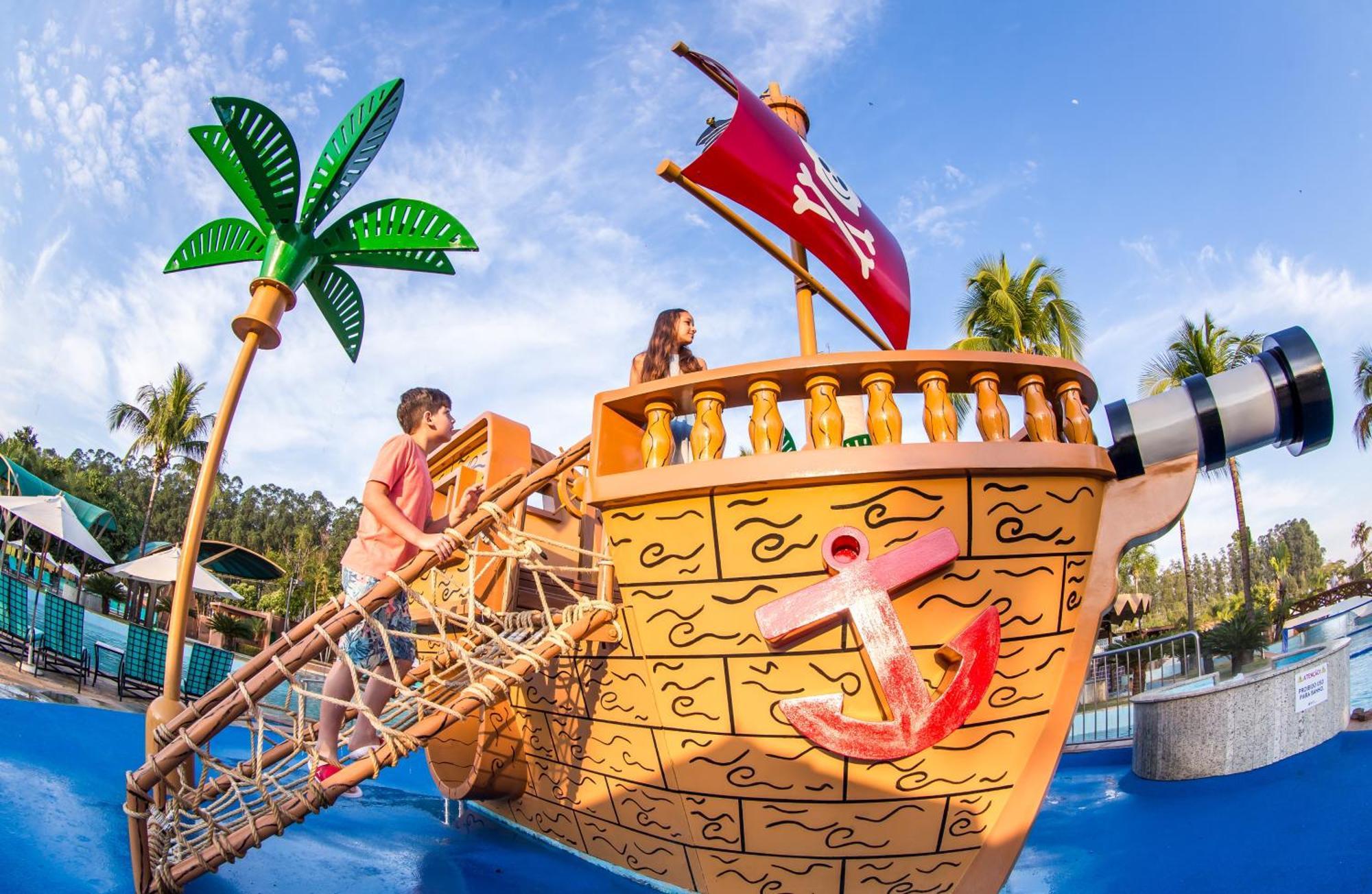 Blue Tree Thermas De Lins Resort Экстерьер фото The pirate ship at Wet'n'Wild